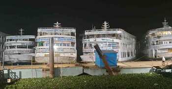 ঘন কুয়াশার কারণে চাঁদপুর থেকে সব রুটে লঞ্চ চলাচল বন্ধ