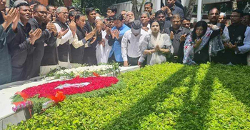 বঙ্গবন্ধুর সমাধিতে সুপ্রিম কোর্ট আইনজীবী সমিতির শ্রদ্ধা