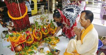 সেজেছে মণ্ডপ, ষষ্ঠীতে শুরু দুর্গোৎসব
