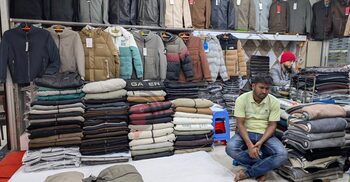 কেরানীগঞ্জে শীতবস্ত্র বিক্রিতে ভাটা, হতাশ ব্যবসায়ীরা