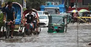 চট্টগ্রামে বৃষ্টিতে সড়কে হাঁটুপানি, দুর্ভোগে নগরবাসী
