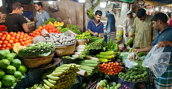 চড়া তেল-পেঁয়াজ, কিছুটা কমেছে সবজির দাম