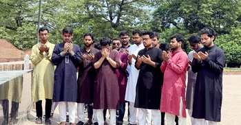 মুক্তিযুদ্ধে শহীদদের কবর জিয়ারত করলেন সাদিক কায়েম-ফরহাদরা