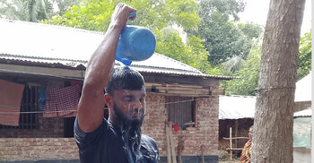 দুধ দিয়ে গোসল করে রাজনীতি ছাড়ার ঘোষণা ছাত্রলীগ নেতার