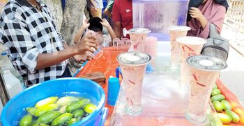 তীব্র গরমে কদর বেড়েছে আখের রস ও শরবতের