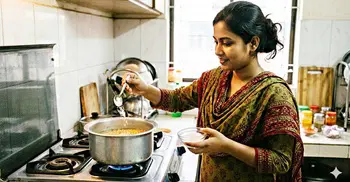 ডাল রান্নায় শুরুতেই লবণ দেওয়া কি খারাপ?