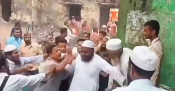 চাল আত্মসাতের অভিযোগ তুলে ইউপি চেয়ারম্যানকে মারধর বিএনপি নেতাকর্মীদের