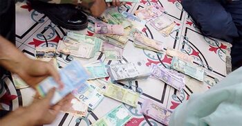 কাপড়ের দোকানে মিললো ৪৮ লাখ টাকার বিদেশি মুদ্রা, দুজন আটক