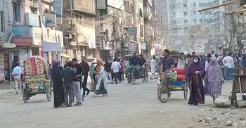 ভোট শেষে সড়কে দাঁড়িয়ে-বসে আড্ডা