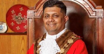 ৪১ স্বজনকে লন্ডনে নিতে বাংলাদেশি বংশোদ্ভূত মেয়রের ভিসা জালিয়াতি