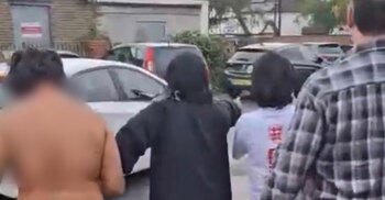 লন্ডনে বোরকা পরায় বাংলাদেশিকে হেনস্তা, প্রতিবাদ করায় ছেলেকে মারধর