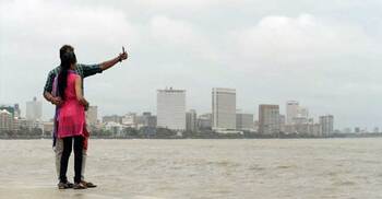 মেয়েরা কেন প্রেমিকের ছবি অনলাইনে শেয়ার করতে চায় না