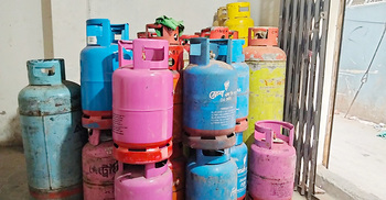 দ্বিগুণ দামেও মিলছে না এলপিজি