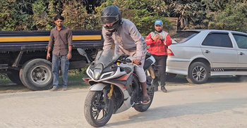 তরুণদের স্টান্টে বাজারে এলো উচ্চ সিসির বাইক