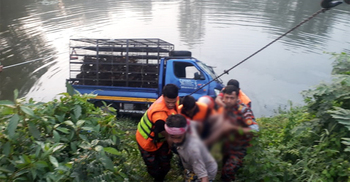 নিয়ন্ত্রণ হারিয়ে মুরগিবোঝাই পিকআপ খালে, ব্যবসায়ী নিহত