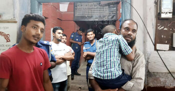 হারিয়ে যাওয়া সন্তানকে ফিরে পেয়ে কাঁদলেন বাবা