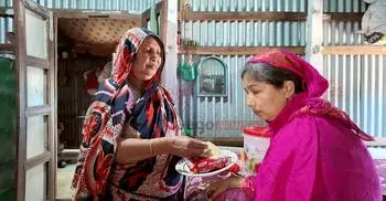 স্বামী ছেড়ে গেছেন, অন্ধ মেয়েকে আগলে রেখেছেন মা