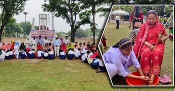 বিশ্ব মা দিবসে মায়েদের পা ধুয়ে দিলো শিক্ষার্থীরা