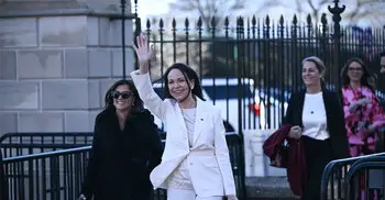 ট্রাম্পকে শান্তি পুরস্কারের মেডেল তুলে দিলেন মাচাদো