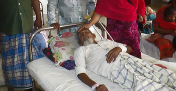 বাকি না দেওয়ায় দোকানদারকে কুপিয়ে জখম