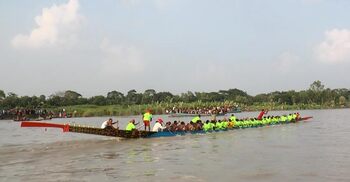 আড়িয়াল খাঁ নদে নৌকাবাইচ দেখতে হাজারো মানুষের ভিড়
