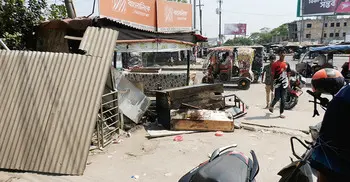 আধিপত্য বিস্তার নিয়ে দুই গ্রুপের সংঘর্ষ, শতাধিক ককটেল বিস্ফোরণ