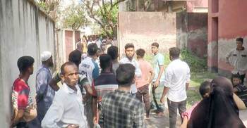 গ্যারেজ থেকে বের করার সময় মাহিন্দ্রা উল্টে নিহত ২