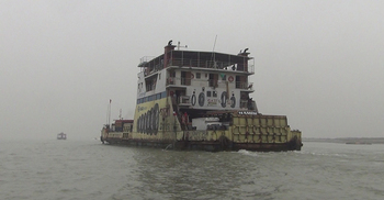 সাড়ে ৮ ঘণ্টা পর শরীয়তপুর-চাঁদপুর নৌরুটে ফেরি চলাচল শুরু