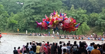 কুমার নদে নৌকাবাইচ দেখতে হাজার মানুষের ভিড়