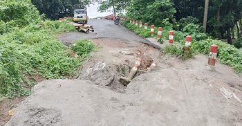 সেতু নির্মাণের ৪ বছরেও হয়নি একপাশের পাকা সড়ক