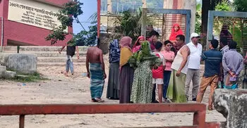 স্কুল ফিডিংয়ের খাবার খেয়ে শিক্ষার্থী অসুস্থ: মেয়াদোত্তীর্ণ রুটি জব্দ