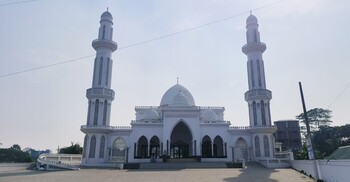 শিবচরের দৃষ্টিনন্দন মসজিদ দেখতে দর্শানার্থীদের ভিড়