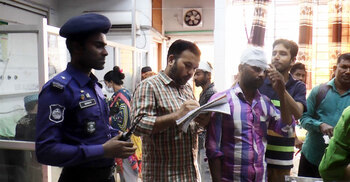 পিকনিকের বাসে সামনে বসা নিয়ে সংঘর্ষ, আহত ৩০