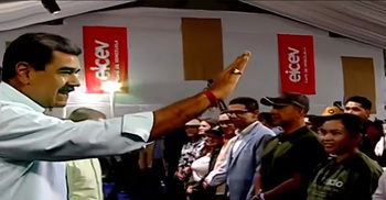 যুক্তরাষ্ট্রের হুমকিতে পালাননি মাদুরো, দেখা দিলেন অবশেষে