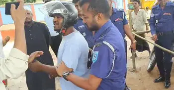 তেল নিতে এসে পুলিশের সঙ্গে বাগবিতণ্ডা, আটক ২