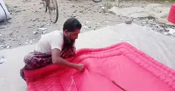 জেঁকে বসেছে শীত, বেড়েছে লেপ-তোশক কারিগরদের ব্যস্ততা