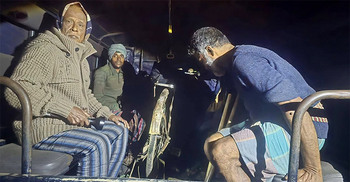 গভীর রাতে বিদ্যালয়ের গাছ চুরি, হাতেনাতে আটক ৩