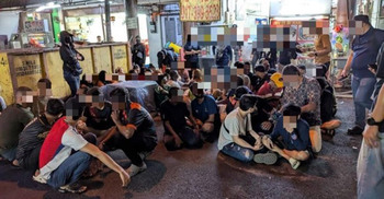 কুয়ালালামপুরে বিশেষ অভিযানে বাংলাদেশিসহ আটক ৯০