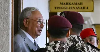 দুর্নীতি মামলায় মালয়েশিয়ার সাবেক প্রধানমন্ত্রীর ১৫ বছরের কারাদণ্ড
