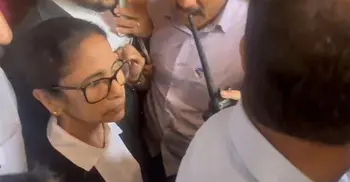 কলকাতা হাইকোর্টে মমতাকে দেখে আইনজীবীদের চোর চোর স্লোগান
