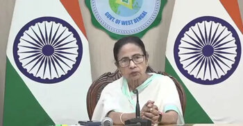 রাত সাড়ে ১২টায় ছাত্রীর বাইরে যাওয়া নিয়ে প্রশ্ন মমতার