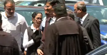 আইনজীবীর পোশাকে কলকাতা হাইকোর্টে মমতা ব্যানার্জী