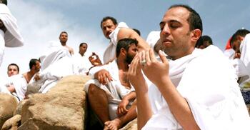 ইহরাম অবস্থায় চুল-দাড়ি আঁচড়ানো যাবে কি?