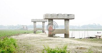 ৬ বছরে বসেছে মাত্র ৩ পিলার!