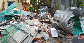 মধ্যরাতে ভেকু দিয়ে বসতঘর গুঁড়িয়ে দিলো শতাধিক সন্ত্রাসী