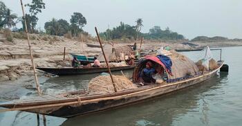 ঘাটে বাঁধা সারি সারি নৌকা, জেলেদের ধূসর স্বপ্ন
