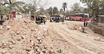 শেষ হয়নি মেরামত, ঈদযাত্রায় ভোগান্তির শঙ্কা পাটুরিয়া ফেরিঘাটে