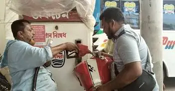 মোটরসাইকেলের ট্যাংকি হাতে ৫ কিলোমিটার পাড়ি দিয়ে তেল নিলেন যুবক