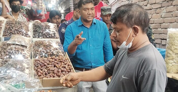 মানিকগঞ্জে খেজুরে তেল মাখিয়ে বিক্রি, দুই ব্যবসায়ীর জরিমানা