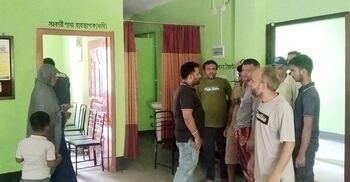 ঋণ নিতে এসে ব্যাংক ম্যানেজারের হামলার শিকার স্বামী-স্ত্রী